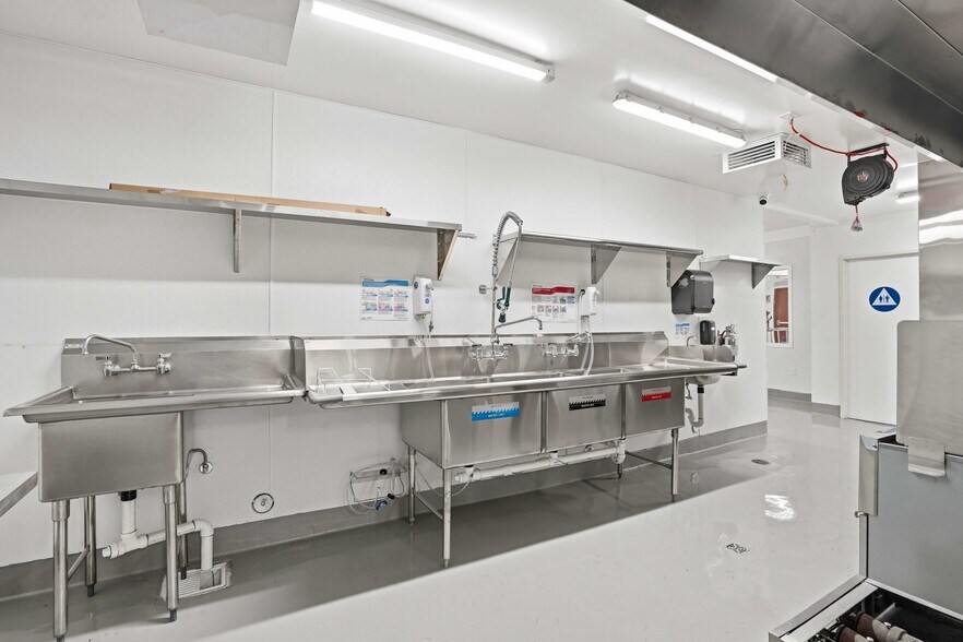 More Photos Of 14071 Polk St, Sylmar Food Processing For Lease