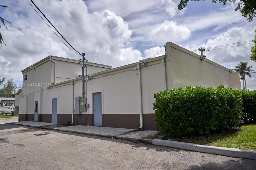 More Photos Of 17701 SW 232nd St, Miami Restaurant For Sale