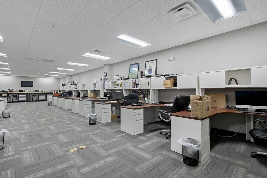 More Photos Of 2847 Bridgewood Dr, Fayetteville Office For Sale