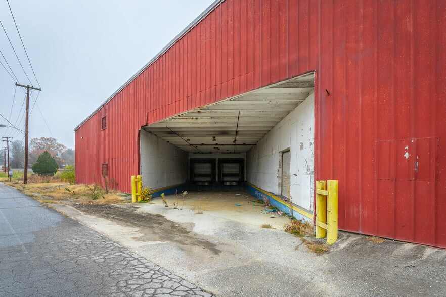 More Photos Of 302 W Cherokee St, LaFayette Warehouse For Lease