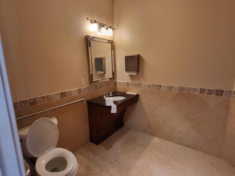 More Photos Of 1575 Pine Ridge Rd, Naples General Retail For Lease