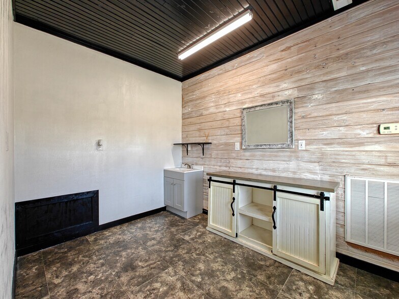 More Photos Of 433 Cedar St, Gleason Specialty For Sale