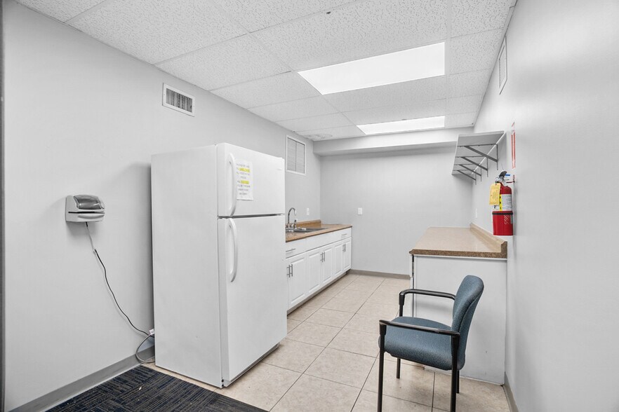 More Photos Of 8200-8358 NW 30th Ter, Doral Warehouse For Lease