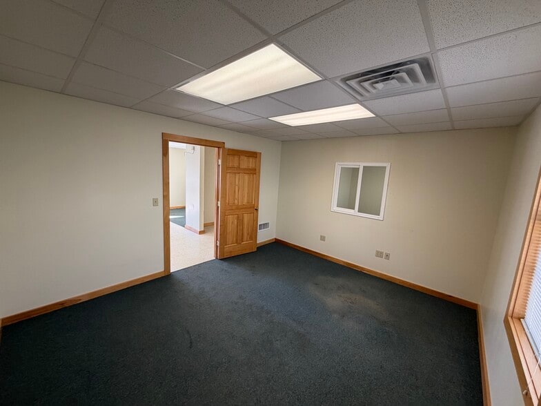 More Photos Of 1667 White Mountain Hwy, Sanbornville Showroom For Lease
