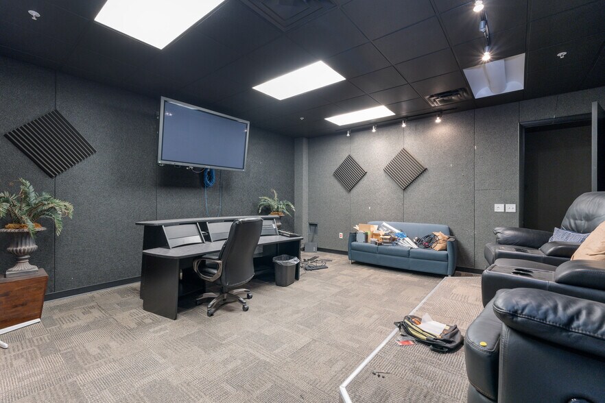 More Photos Of 2235 W Alice Ave, Phoenix Research And Development For Sale