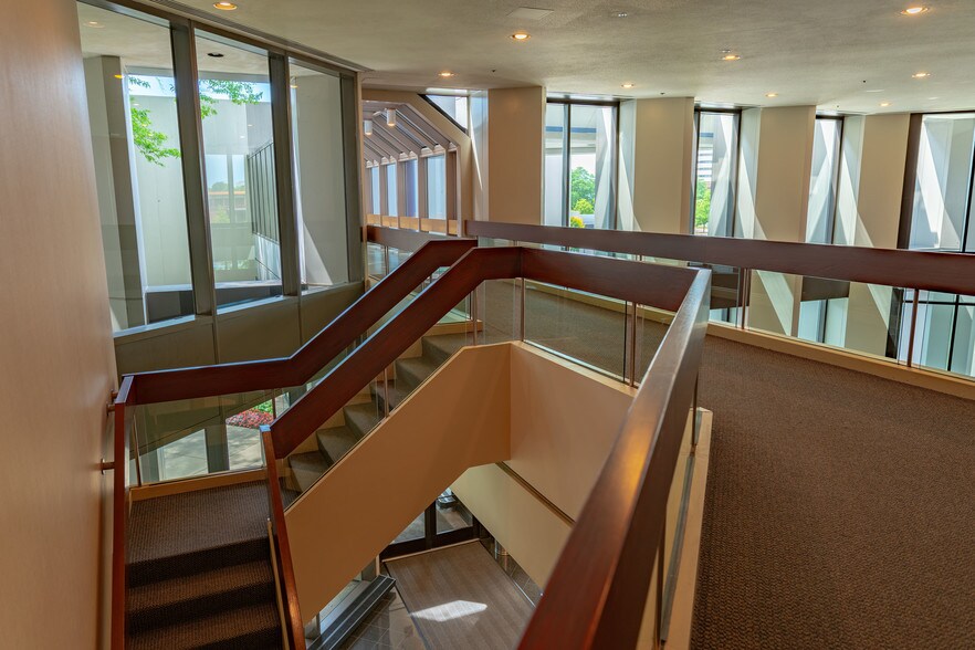 More Photos Of 755 W Big Beaver Rd, Troy Office For Lease