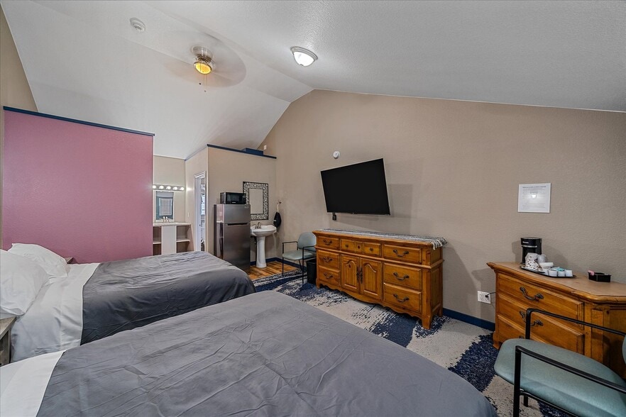 More Photos Of 1524 Main St, Longmont Hotel For Sale