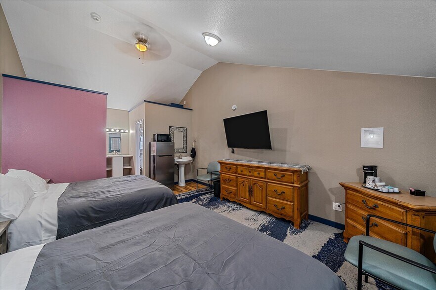 More Photos Of 1524 Main St, Longmont Hotel For Sale