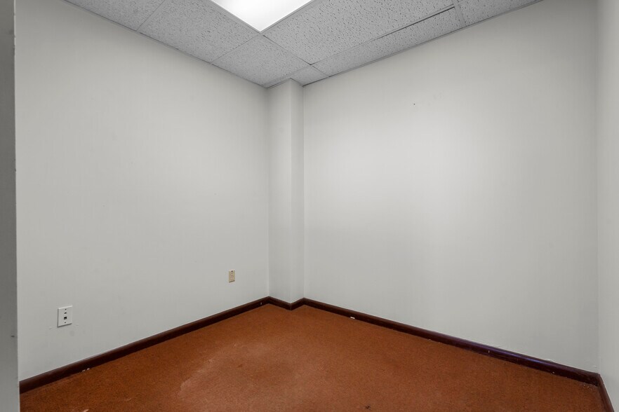 More Photos Of 3050 6th St SW, Cedar Rapids Warehouse For Sale