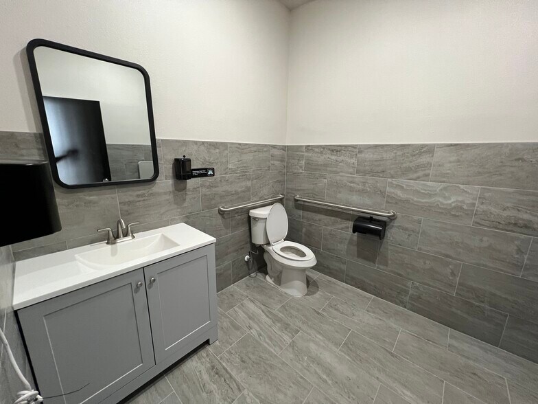 More Photos Of 301 Adams St, Houston Light Manufacturing For Sale