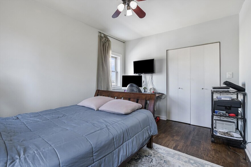 More Photos Of 5481 N Northwest Hwy, Chicago Storefront Retail Residential For Sale