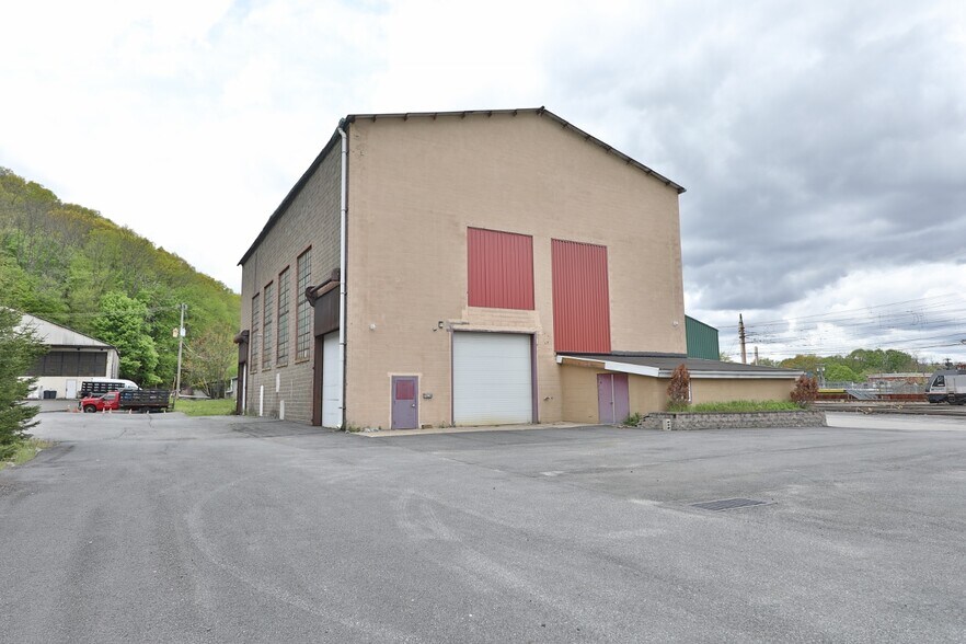 More Photos Of 126 E Dickerson St, Dover Warehouse For Sale