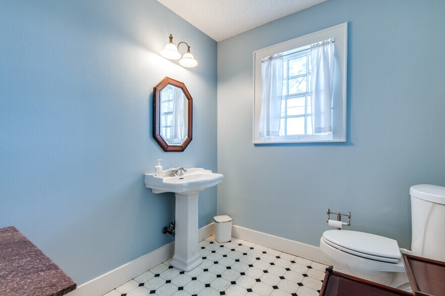 More Photos Of 209 S Main St, Lindale Loft Creative Space For Sale