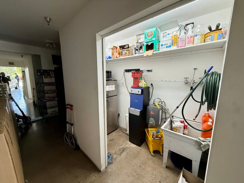 More Photos Of 918 S Main St, Las Vegas Storefront For Lease
