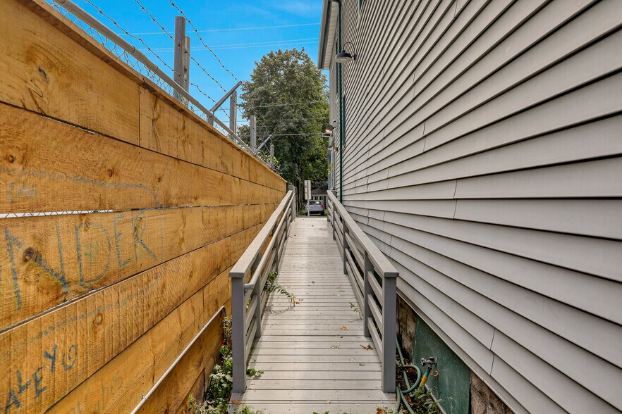 More Photos Of 21 O'neil St, Kingston Restaurant For Sale