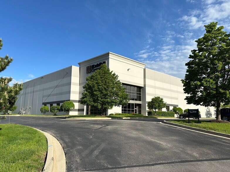 More Photos Of 300 Airport Rd, Elgin Warehouse For Lease