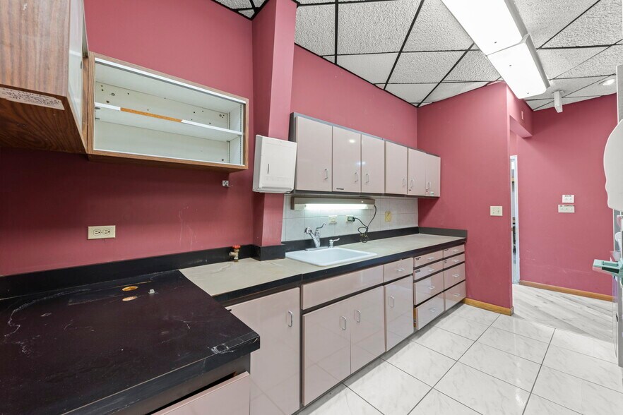 More Photos Of 1507 1/2 W Jefferson St, Joliet Storefront For Sale