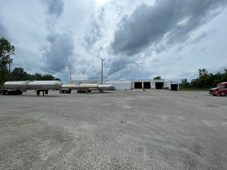 More Photos Of 1597 S Washington St, Millersburg Department Store For Lease