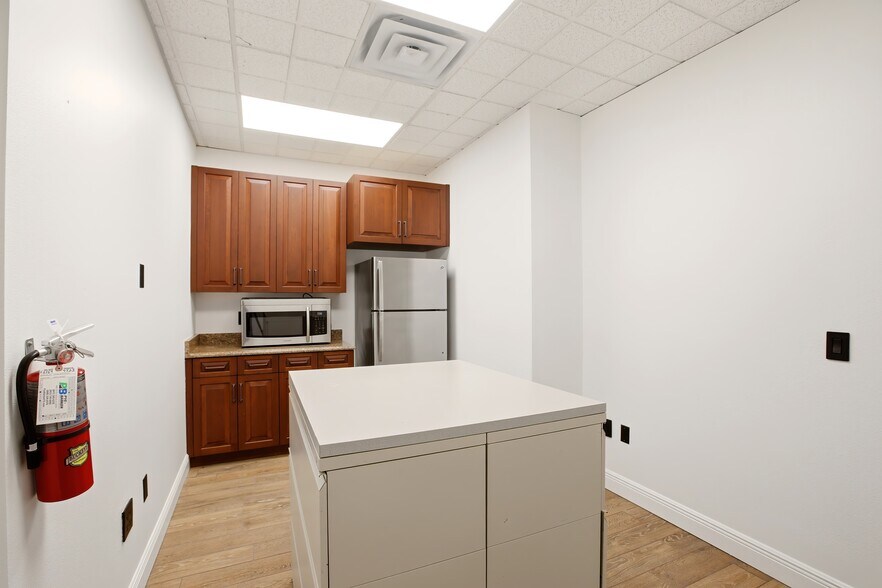 More Photos Of 5266 Office Park Blvd, Bradenton Medical For Lease