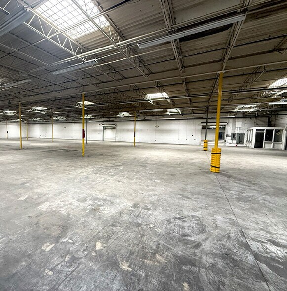 More Photos Of 2615 Elmhurst Ln, Portsmouth Warehouse For Lease