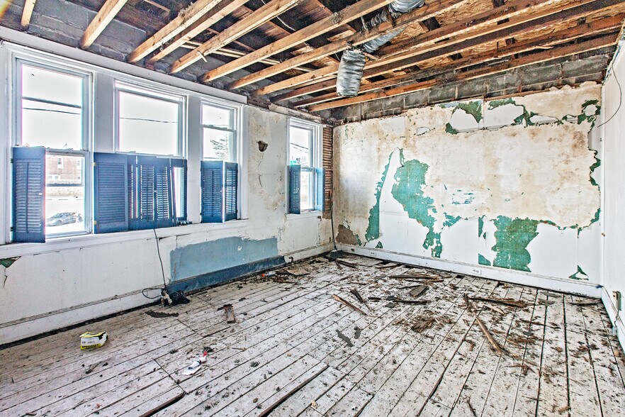 More Photos Of 16 S Maryland Ave, Wilmington General Retail For Sale