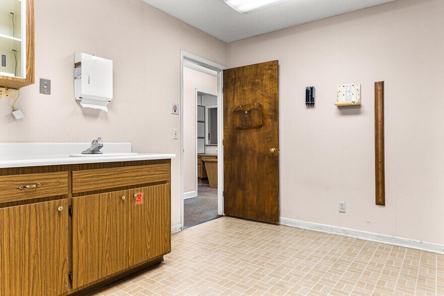 More Photos Of 450 North St, Bamberg Medical For Sale