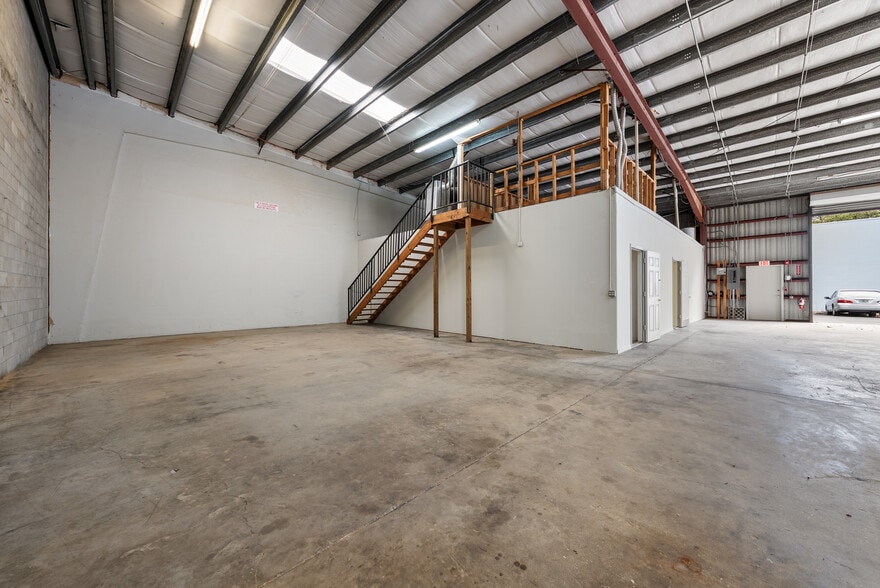 More Photos Of 4440 Domestic Ave, Naples Warehouse For Lease