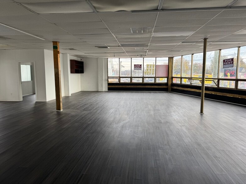 More Photos Of 635 Saint George Ave, Roselle Freestanding For Lease