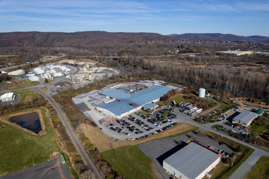 More Photos Of 5 East Pointe Dr, Birdsboro Warehouse For Sale