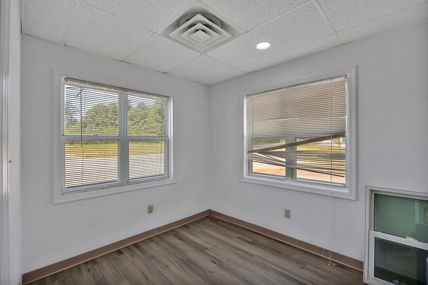 More Photos Of 3548 Cumberland Rd, Cumberland Warehouse For Sale