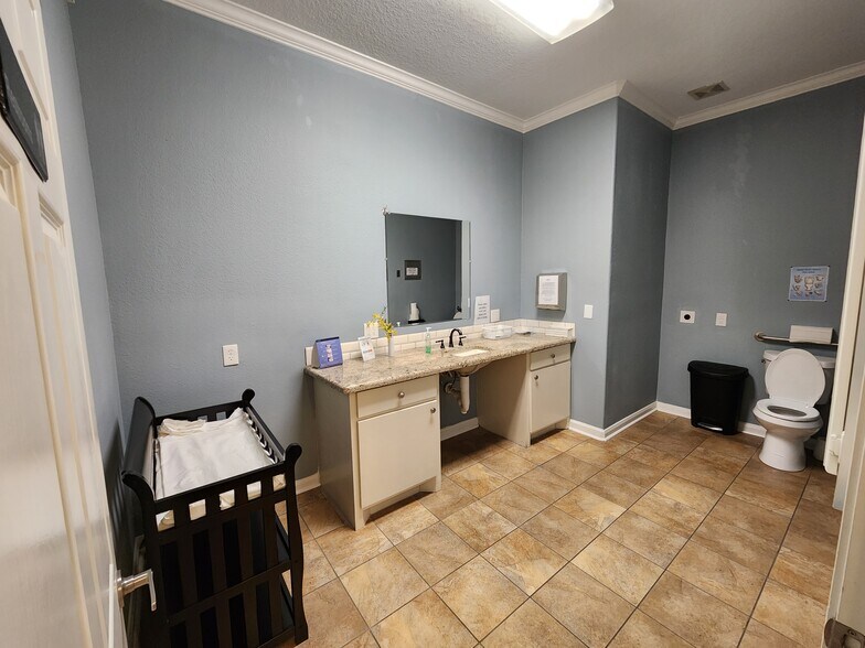 More Photos Of 225 E Edgewood Dr, Friendswood Hospital For Lease