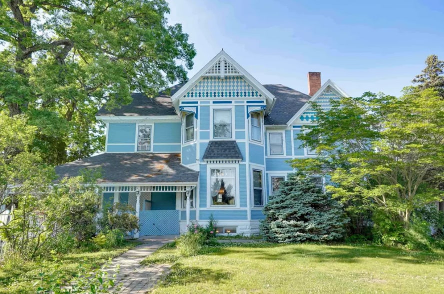 More Photos Of 211 Wisconsin Ave, Wisconsin Dells Hotel For Sale