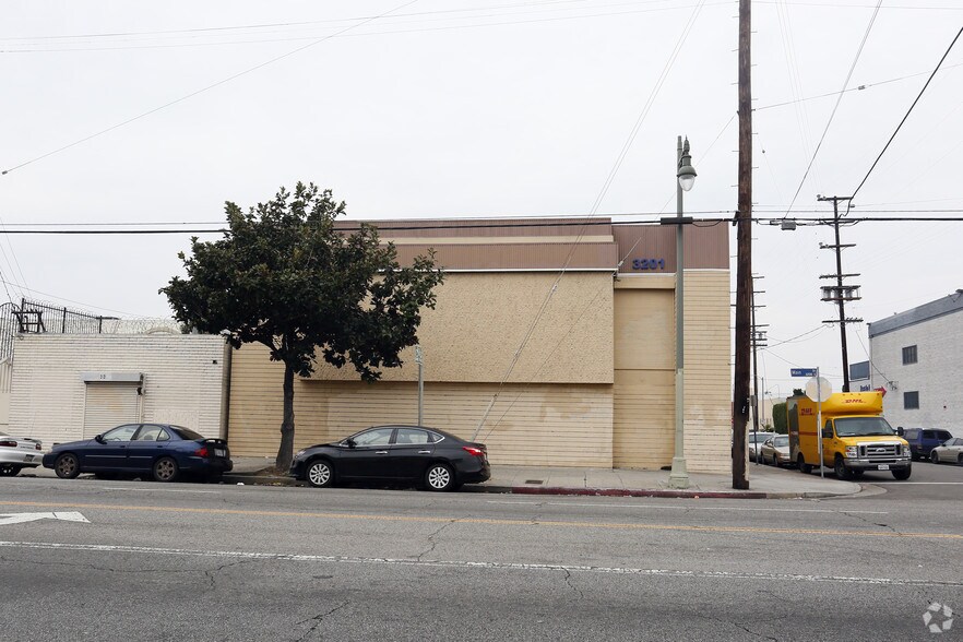 More Photos Of 3201 S Main St, Los Angeles Unknown For Lease