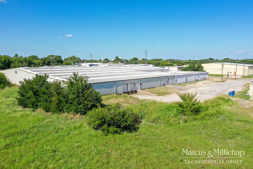 More Photos Of 2407 N Preston St, Ennis Unknown For Lease