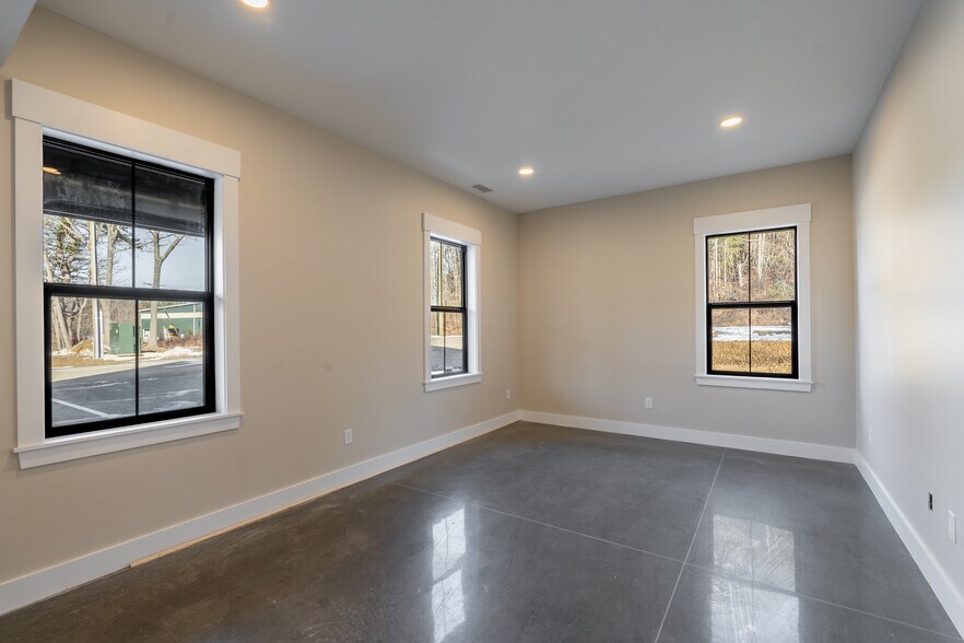 More Photos Of 128 Greenview Dr, Rollinsford Office For Lease