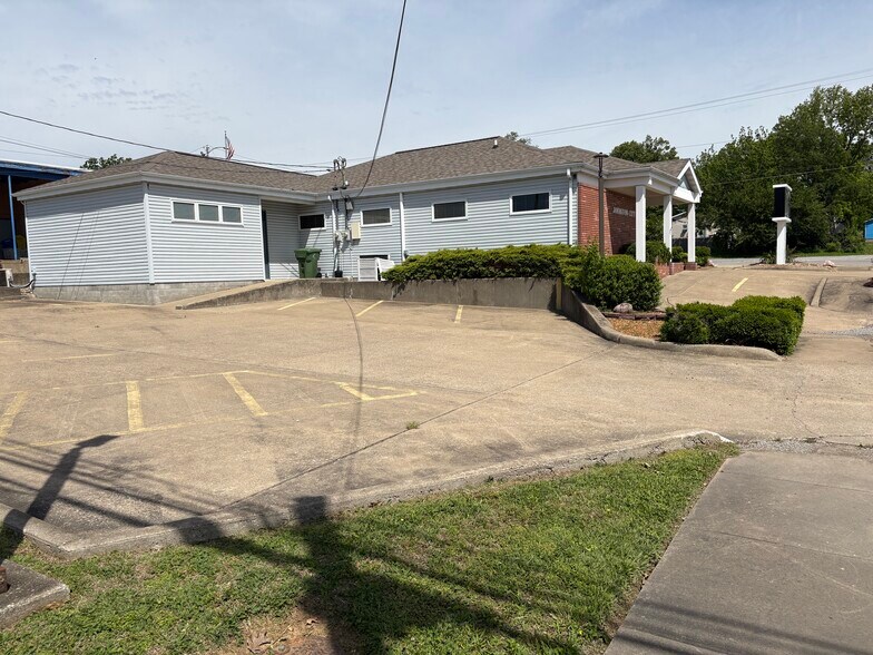 More Photos Of 201 W Broadway Blvd, Johnston City Office For Sale