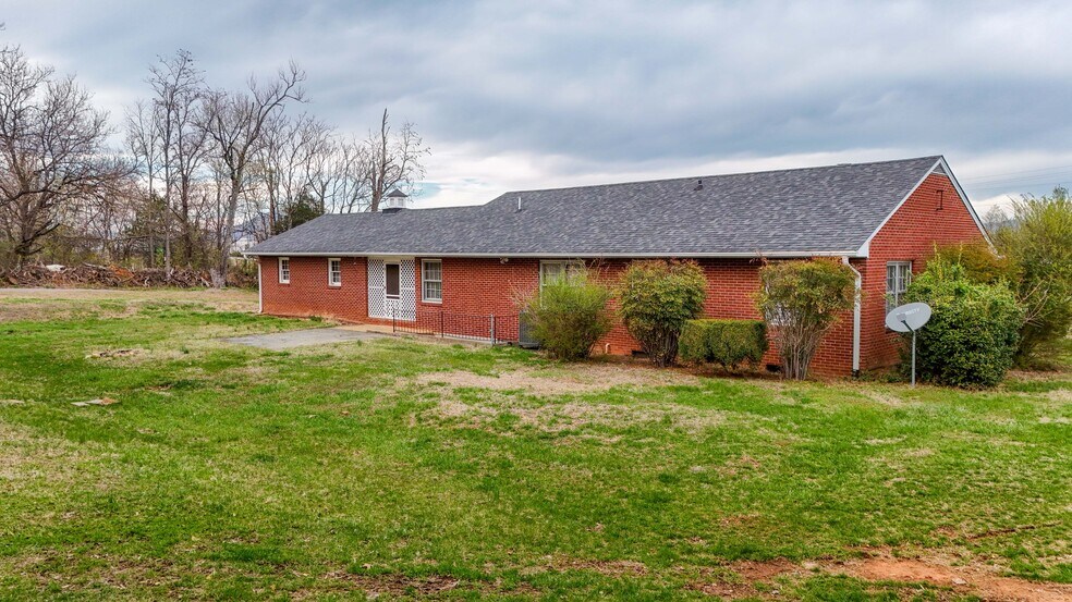 More Photos Of 1001 E Lynchburg Salem Tpke, Bedford Office For Sale