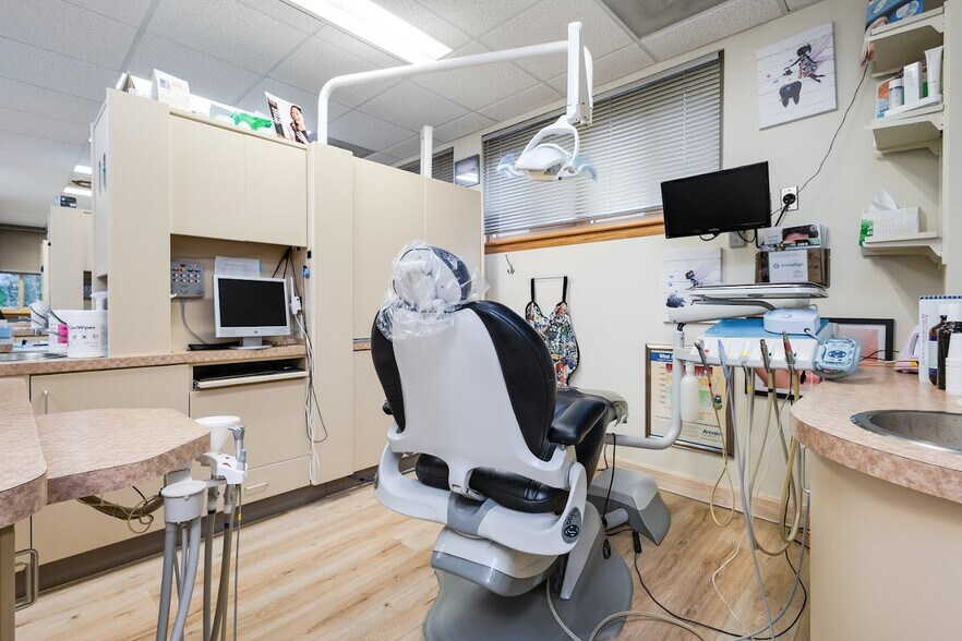 More Photos Of 4400 MacArthur Blvd NW, Washington Office For Sale