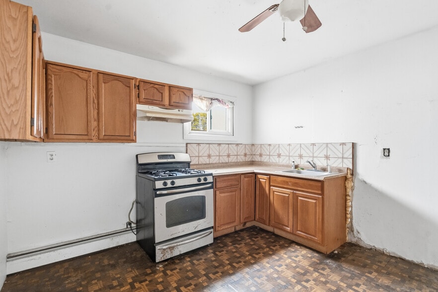 More Photos Of 30 Catlin Ave, Roosevelt Flex For Sale