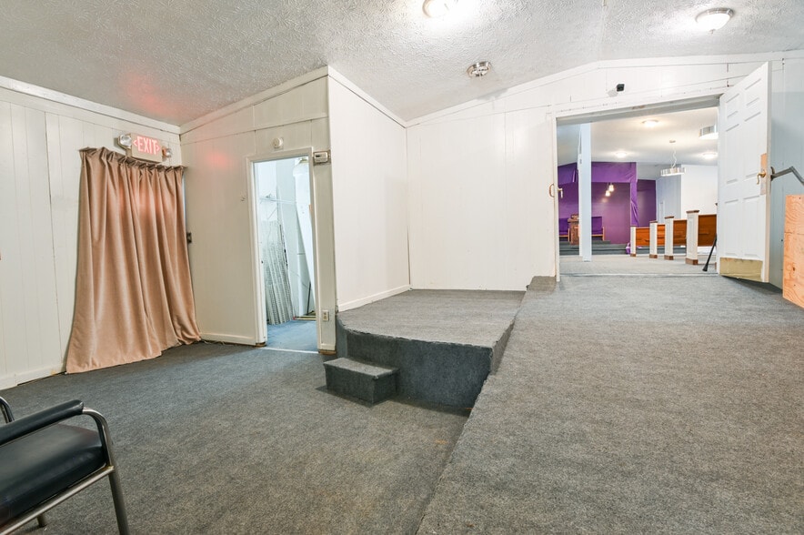 More Photos Of 2766 White Oak Dr, Decatur Religious Facility For Sale