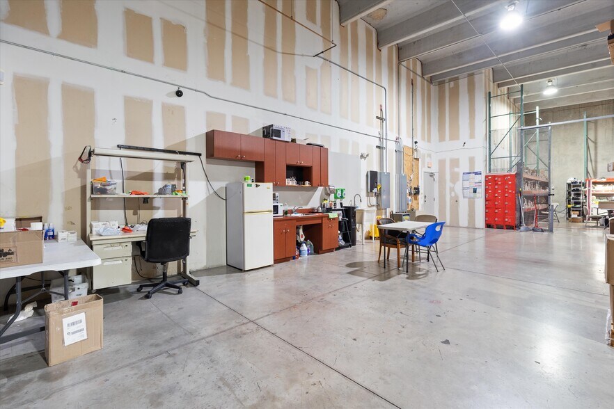 More Photos Of 1747-1781 Banks Rd, Margate Flex For Lease