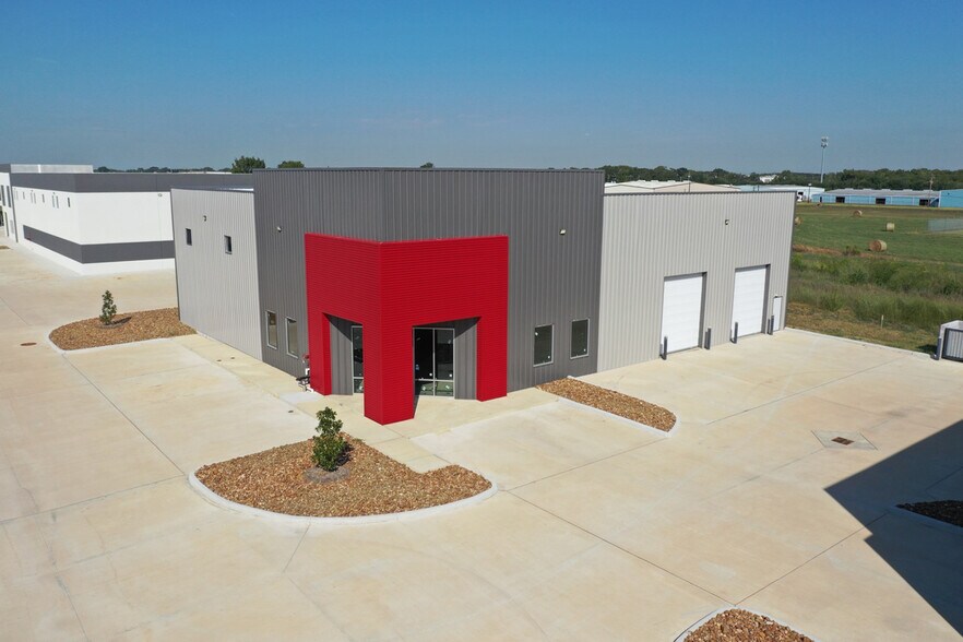More Photos Of 1613 N Main St, Pearland Distribution For Sale