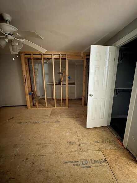 More Photos Of 210 Vista Rd, Pasadena General Retail For Sale