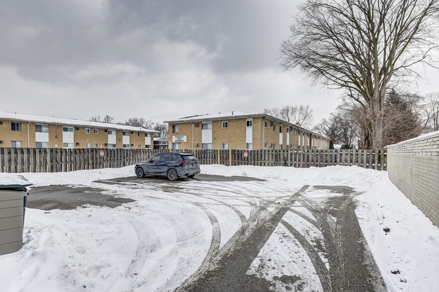 More Photos Of 2520 Rochester Rd, Royal Oak Office For Lease