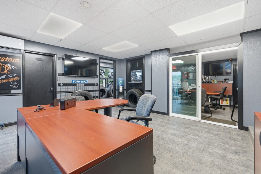 More Photos Of 1097 Eddie Dowling Hwy, North Smithfield Service Station For Sale