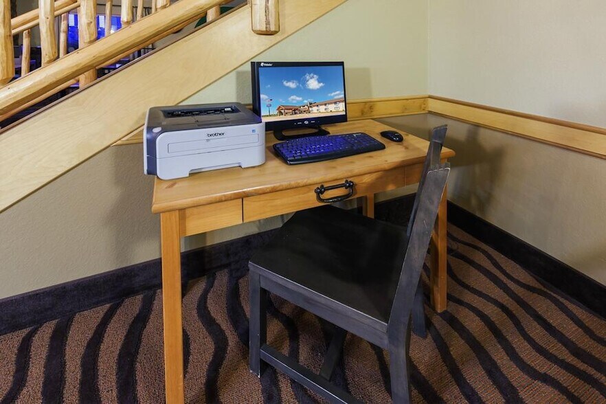 More Photos Of 2405 S El Camino Dr, Sayre Hotel For Sale