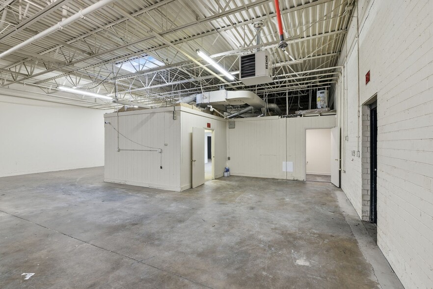 More Photos Of 1207 Textile Pl, High Point Warehouse For Lease