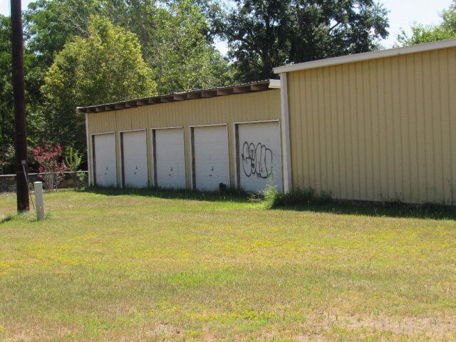 More Photos Of 600 Turner Dr, Palestine Warehouse For Sale