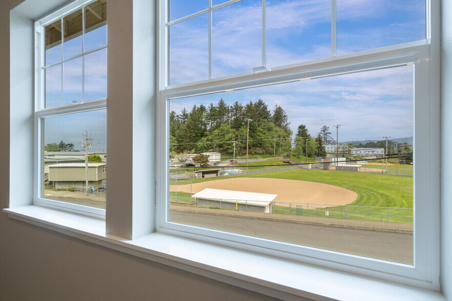 More Photos Of 2210 NE 22nd St, Lincoln City Office For Lease