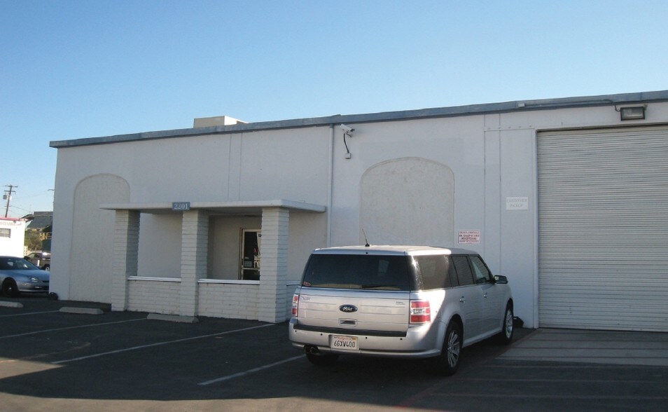 More Photos Of 1329-1335 E Warner Ave, Santa Ana Warehouse For Lease